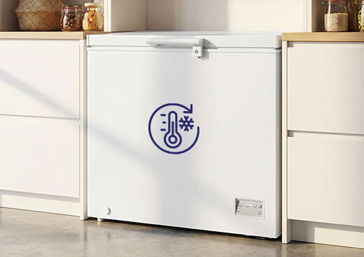 Zamrażarka skrzyniowa 200-SK-16/D między szafkami. Na niej ikona termometru z płatkiem śniegu.