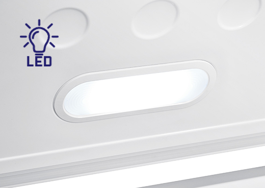 Zbliżenie na oświetlenie LED zamrażarki skrzyniowej 200-SK-16/D. Ikona żarówki i napis LED.