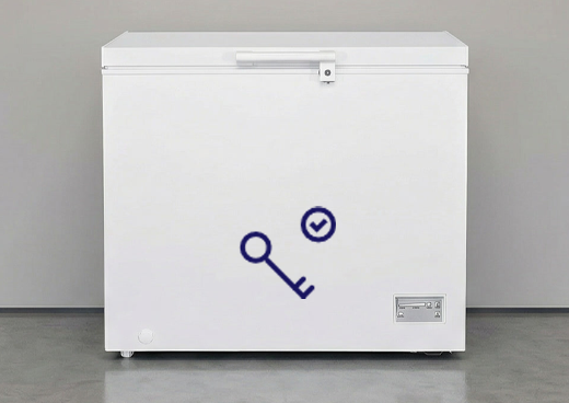 Zamrażarka skrzyniowa 200-SK-16/D pod ścianą w pomieszczeniu. Na niej ikona klucza i znak potwierdzenia.