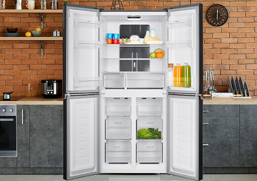 Otwarta lodówka MPM-434-SBF-15/D w zabudowie kuchennej. W lodówce żywność.