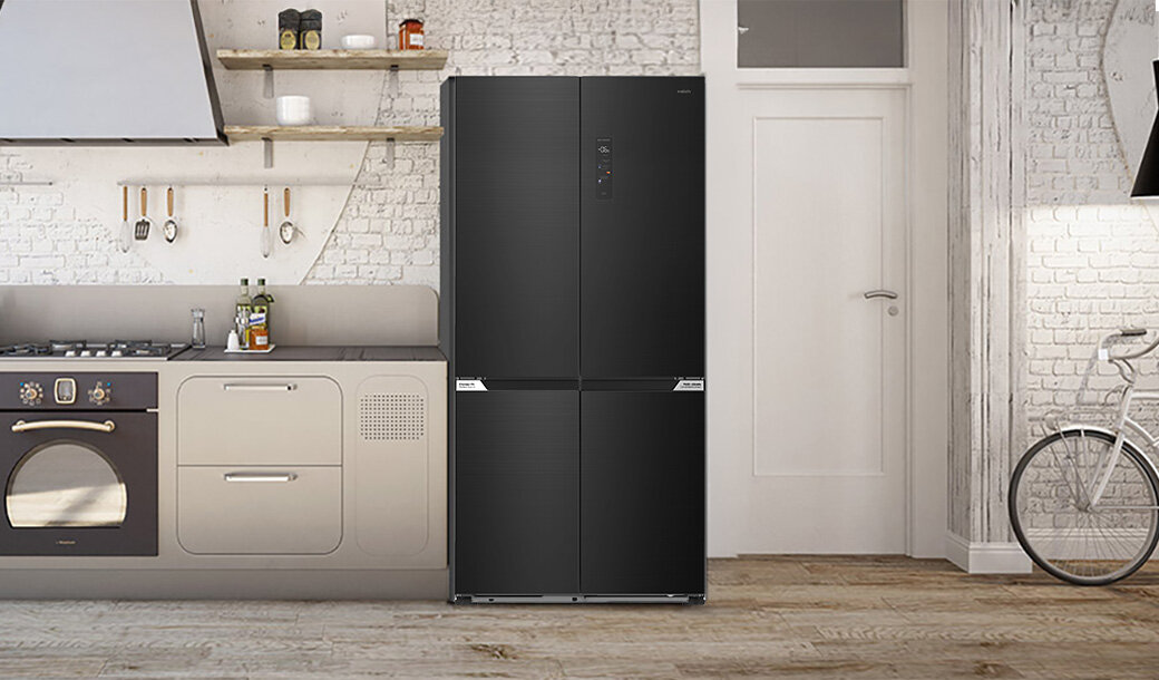 Lodówka Multidoor Slot-In MPM-503-SSI-12/D  w jasnej zabudowie kuchennej.