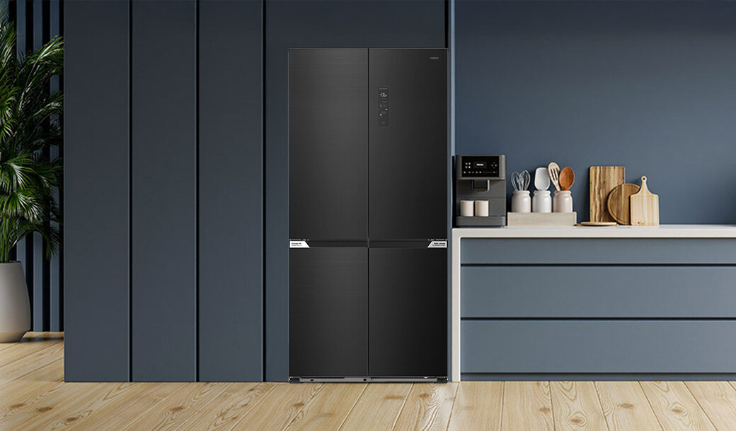 Lodówka Multidoor Slot-In MPM-503-SSI-12/D  w ciemnej zabudowie kuchennej.