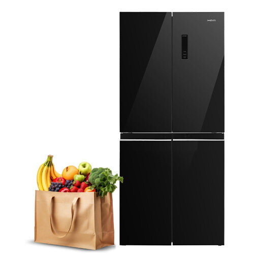 Lodówka, obok torba z warzywami i owocami.