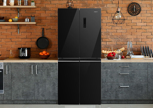 Lodówka w zabudowie kuchennej.