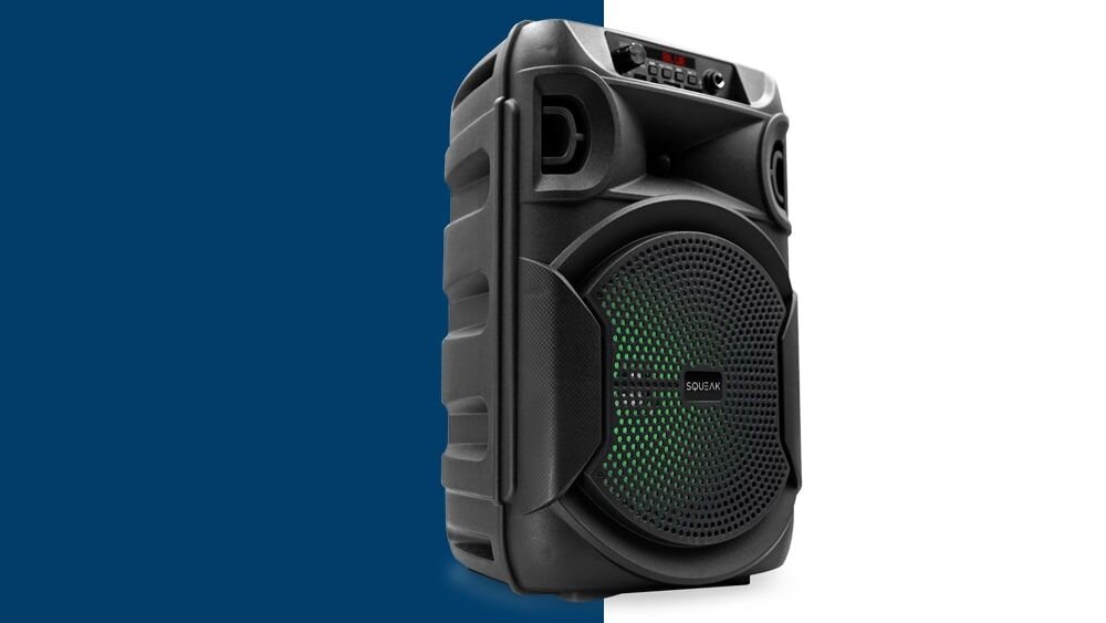 Głośnik mobilny SQUEAK SQ1006 Radio FM - kolorowe podswietlenie led, iluminacja, synchronizacja, glosnik na tle ustawiony skosem 