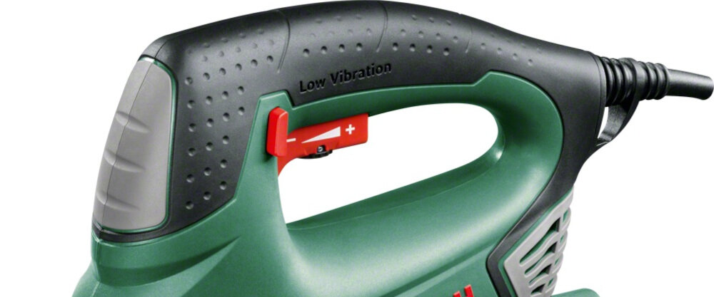 Wyrzynarka BOSCH PST 1000 PEL system Electronic ze wstępnym wyborem i sterowaniem prędkością skokową za pomocą włącznika ze zintegrowanym pokrętłem rozruch bardzo łatwy możliwość dostosowania tempa pracy do właściwości materiału solidna otwarta stopa napęd Low Vibration