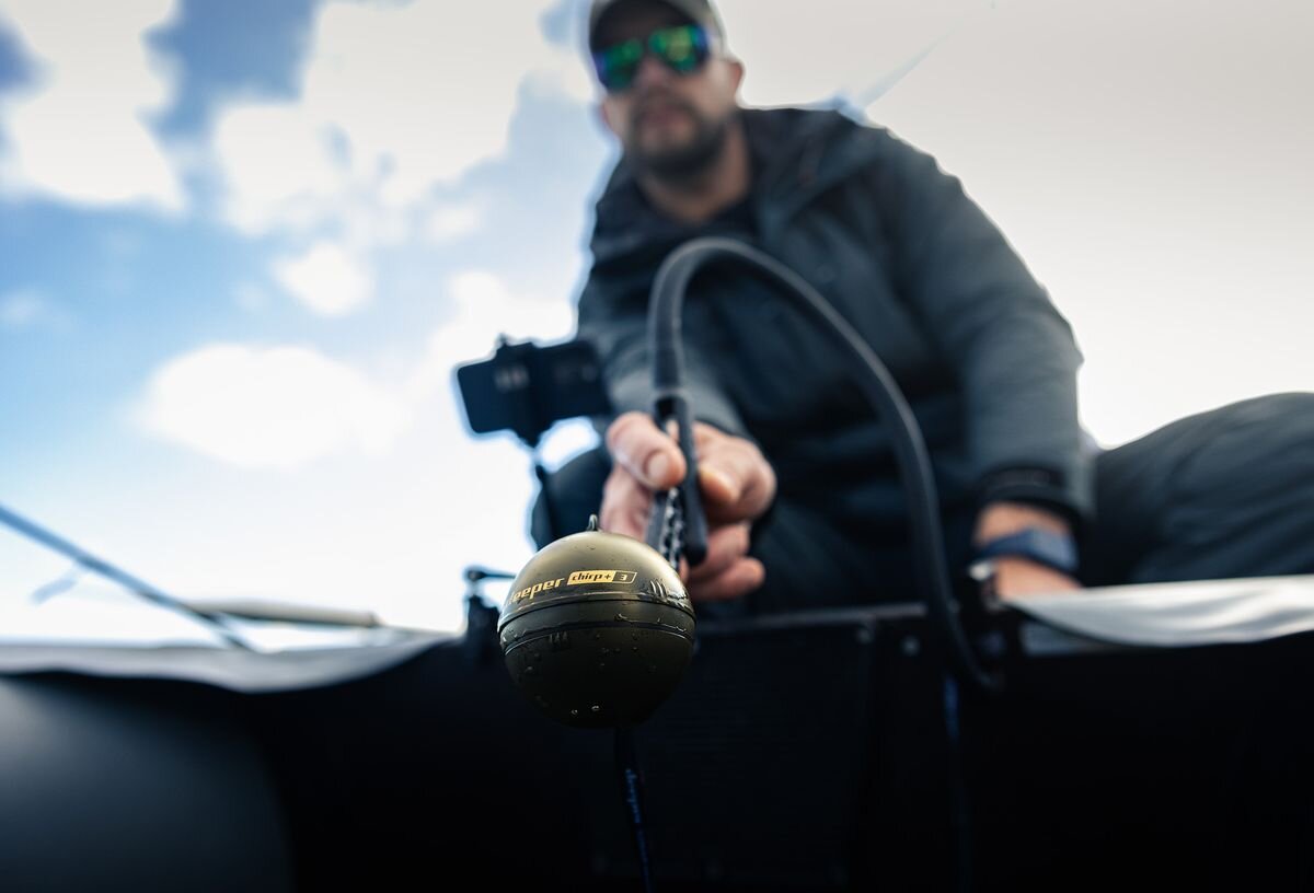 Echosonda wędkarska DEEPER Smart Sonar CHIRP+ 3, pokrowiec, ochrona, transport, gotowość, mężczyzna wypuszcza echosondę do wody