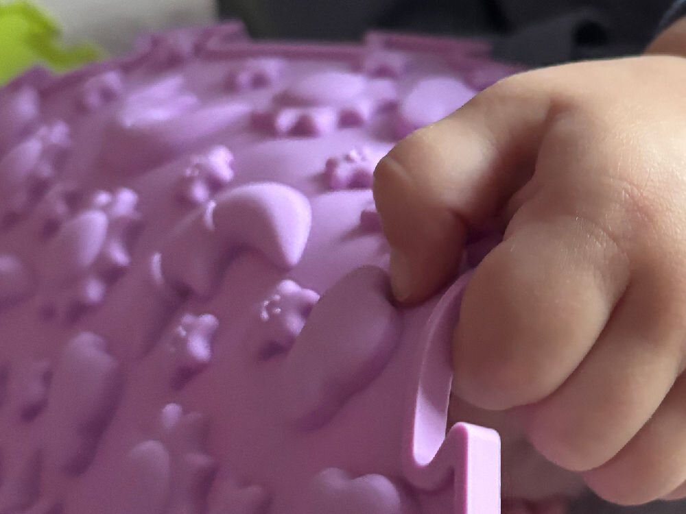 Mata sensoryczna ORTOPEDEK 128924 24.5 x 24.5 cm (6 elementów) Wielokolorowy Zestaw pastelowych mat sensorycznych Ortopedek ułożony w zamknięty obwód, przedstawiony w rzucie perspektywicznym. Wielokolorowe puzzle ortopedyczne przeznaczone do korekcji wad postawy i zabawy sensorycznej dla dzieci.