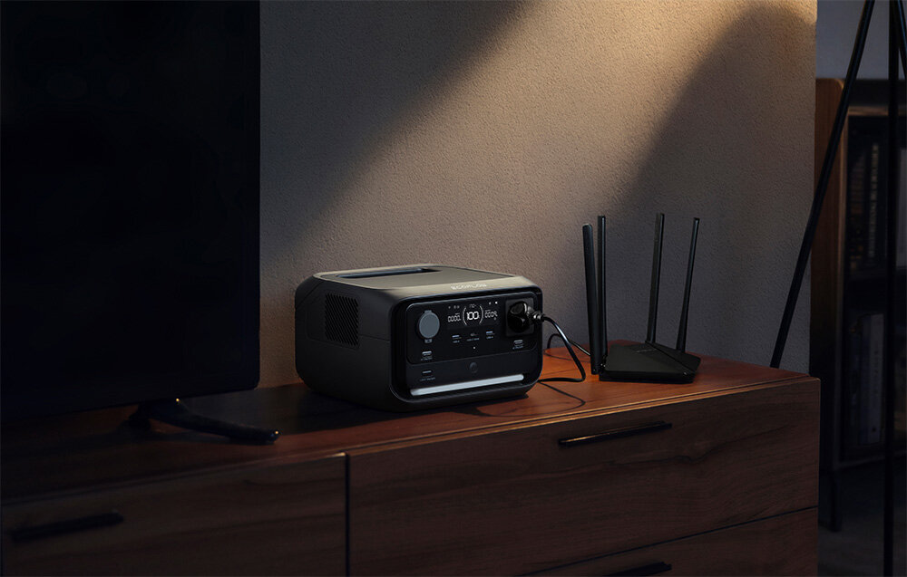 Stacja zasilania ECOFLOW River 3 Plus 286 Wh stacja na półce w pokoju obok telewizor akumulator LiFePO4 do 3000 cykli ładowania przy zachowaniu 80% pierwotnej pojemności stałym źródłem energii przez nawet 10 lat norma IP54 produkt odporny na kurz i wodę technologia X-Guard ochrona przed przeładowaniem zwarciem przepięciem i awarią innych układów scalonych odporna na upadki z wysokości 1.5 m