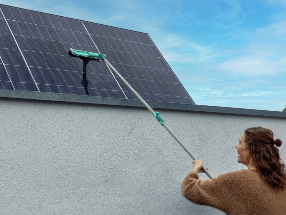 Drążek teleskopowy LEIFHEIT 145-400 cm Srebrna, matowa powierzchnia kolorystyka aluminiowa baza w morskim zielonym kolorze kolor kolorystyka