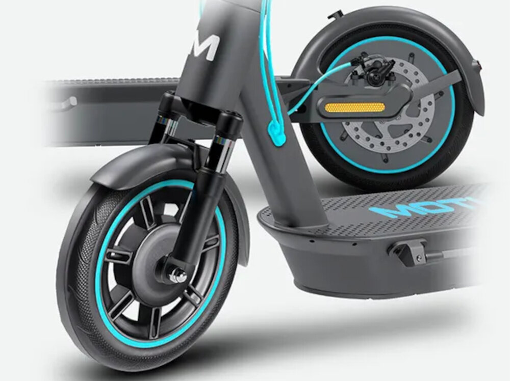 Hulajnoga elektryczna MOTUS Scooty 10 Plus Gen 6 65km 500W Amortyzacja 10 cali Szary zbliżenie na przedni i tylny hamulec zdjęcie na białym tle bezpieczeństwo przedni hamulec bębnowy mechaniczny tylny hamulec tarczowy mechaniczny bardzo duża siła hamowania niemal bezawaryjne działają na każdej nawierzchni