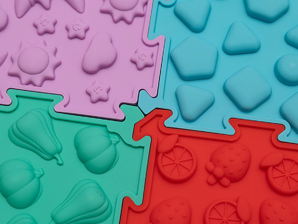 Mata sensoryczna ORTOPEDEK 128931 24.5 x 24.5 cm (8 elementów) WielokolorowyMata sensoryczna ORTOPEDEK 128931 24.5 x 24.5 cm (8 elementów) Wielokolorowy Zbliżenie na błękitny, kwadratowy element maty sensorycznej Ortopedek o strukturze drobnych, masujących igiełek. W centralnej części widoczne wypukłe logo marki Ortopedek.