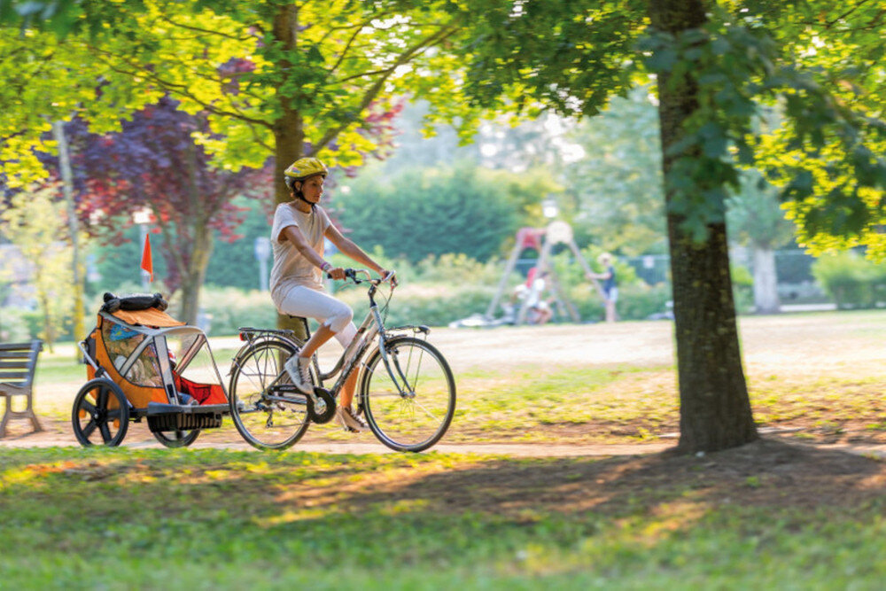 Przyczepka rowerowa BELLELLI B-Travel Czerwony z trwalego tworzywa sztucznego odpornosc na uszkodzenia latwa w utrzymania czystosci soidna stalowa rama podloga z tworzywa sztucznego specjalna oslona przed deszczem wiatrem sloncem