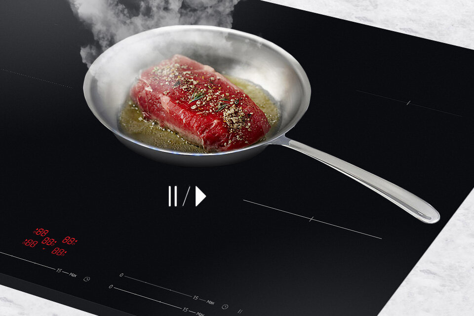 Patelnia ze smażącym się mięsem na płycie indukcyjnej Samsung NZ85C5047GK