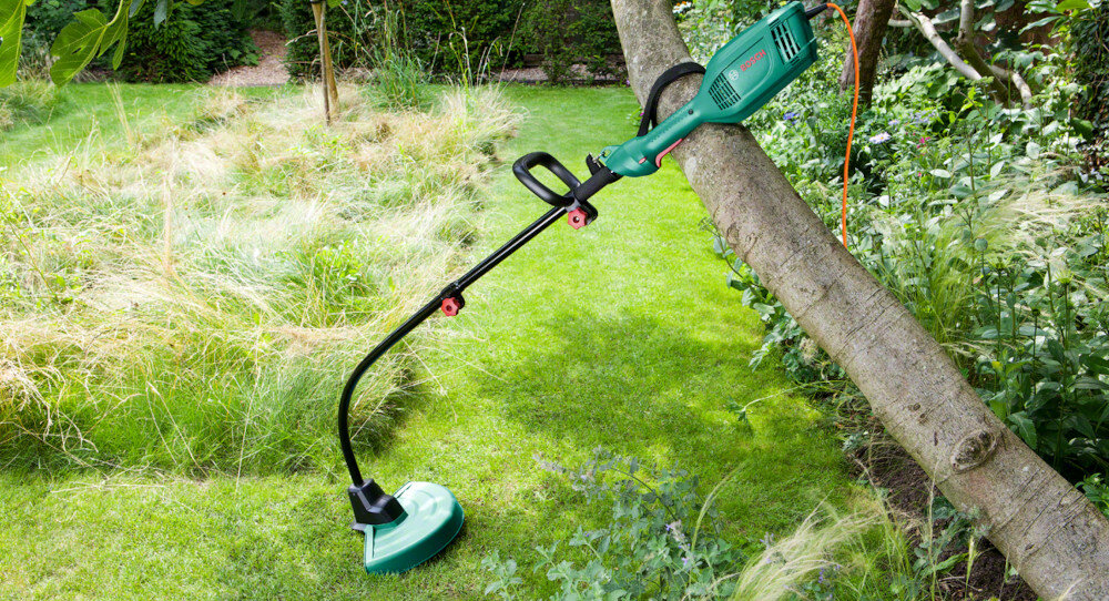 Podkaszarka elektryczna BOSCH ART 30 silnik moc 550 W standardowe napięcie elektryczne od 230 do 240 V maksymalna prędkość obrotowa do 9500 obr/min efektowne i szybkie podcinanie