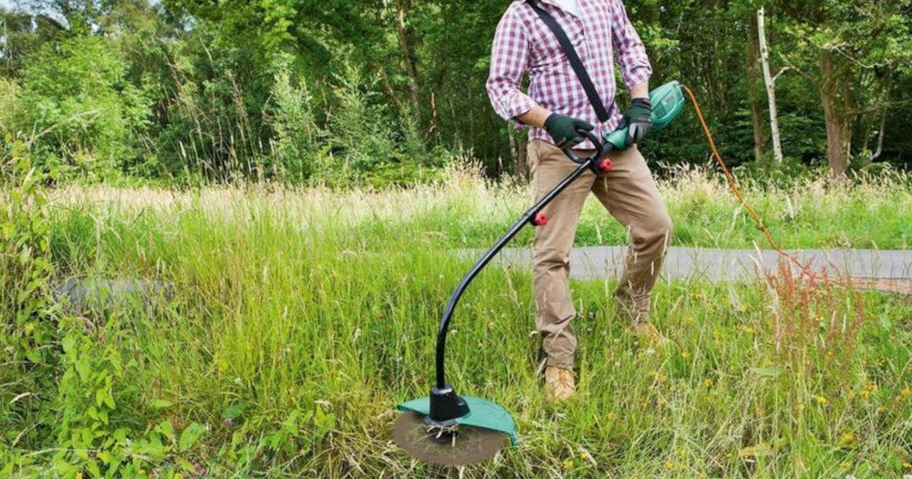 Podkaszarka elektryczna BOSCH ART 30 głowica tnąca z automatycznym wysuwem żyłki tnącej szerokość robocza do 300 mm automatyczny system naciągu nici