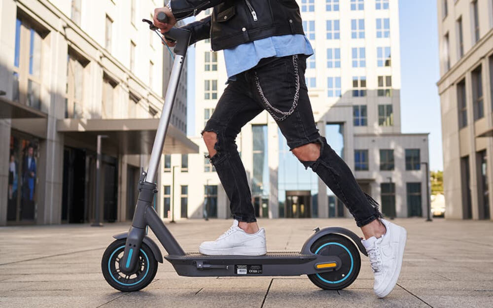 Hulajnoga elektryczna MOTUS Scooty 10 Turkusowy przyjazna dla srodowiska po miescie wysokiej jakosci podzespoly szybka plynna bezpieczna