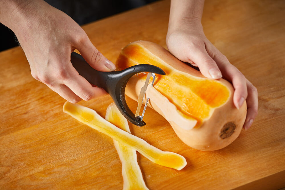 Obierak FISKARS Functional Form 1016122 wysoka jakość stali nierdzewnej precyzyjne efektywne obieranie ergonomiczna rękojeść pokryta powłoką SoftGrip pewny wygodny chwyt niewielka waga 57 g poręczne wymiary 15,1 x 8,2 cm lekkie solidne narzędzie
