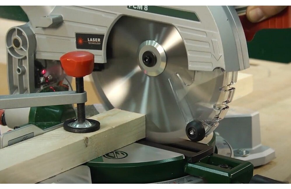 Piła ukośnica BOSCH PCM 8 Posiada mocną podstawę z aluminium