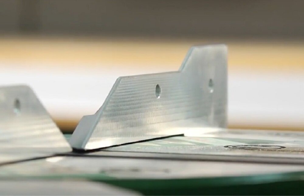 Piła ukośnica BOSCH PCM 8 Stabilne mocowanie