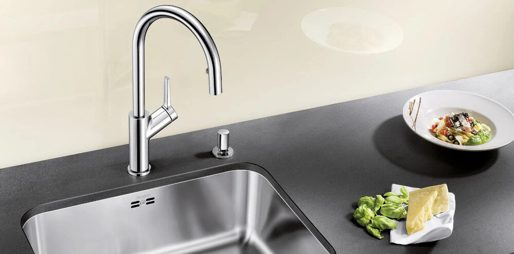 Bateria BLANCO Carena 520766 Chrom wizualizacja kuchnia szary blat zlewozmywak czarny miska warzywa danie Tradycyjnie i elegancko wylewka obrotowa 140° Jednodźwigniowa stojąca