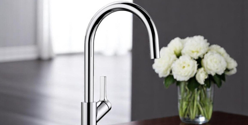 Bateria BLANCO Carena 520766 Chrom zbliżenie kwiaty w tle obrotowa wylewka 360° swoboda ruchu pełen zakres obrotu kierowanie strumienia wody Większy promień działania większy komfort pracy