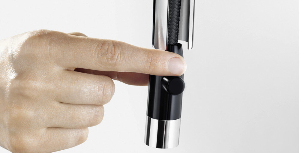 Bateria BLANCO Carena-S 520767 Chrom zbliżenie szczegóły wylewka wyciąganie dłoń większy komfort pracy trzepień wygoda komfort estetyka