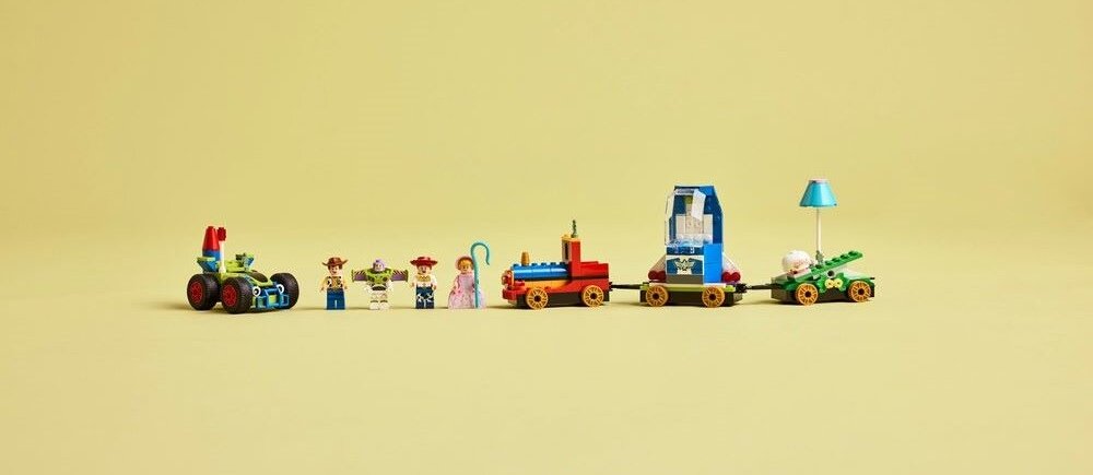 LEGO 43264 Disney Toy Story - Okolicznościowy pociąg i Pan Sterowany   kv lifestyle początek opisu sekcja nagłówkowa