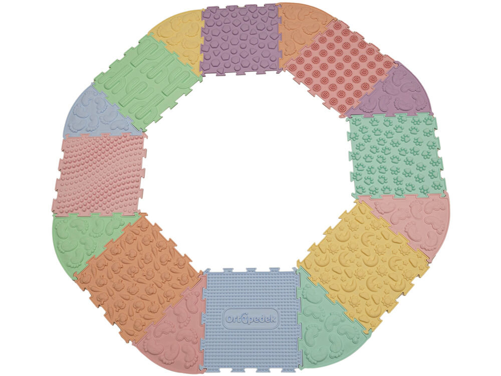 Mata sensoryczna ORTOPEDEK Zestaw mat 910152 (16 elementów) Widok z góry na ścieżkę sensoryczną Ortopedek ułożoną w zamknięty ośmiokąt. Zestaw zawiera puzzle o różnych strukturach: kaktusy, warzywa, łapki zwierząt, słońca i księżyce w pastelowych barwach.