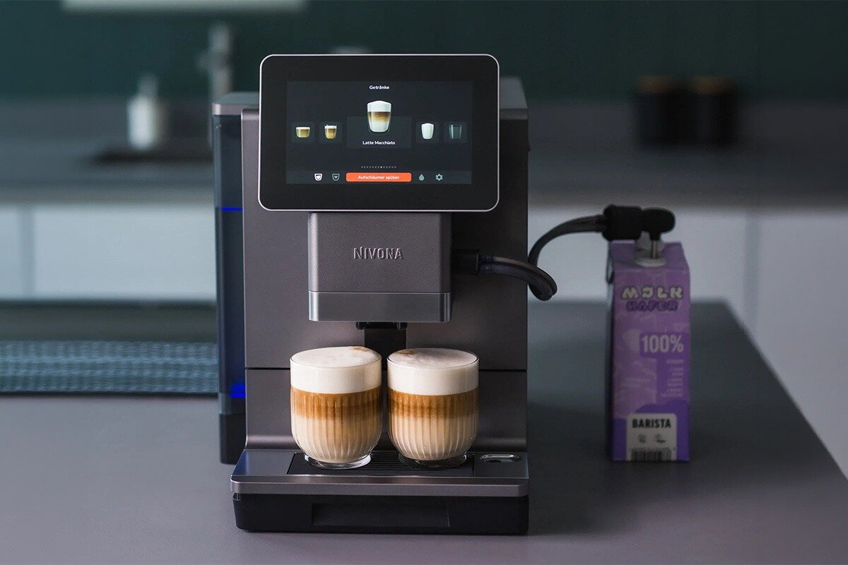NIVONA Nivo 9101 na blacie z kartonikiem mleka i dwoma kawami