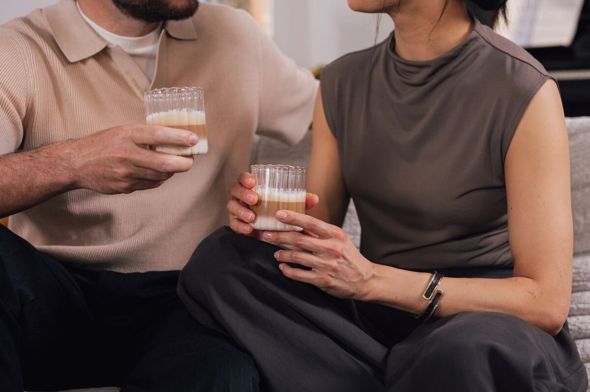 NIVONA Nivo 9101 - dwoje ludzi trzymających kawę