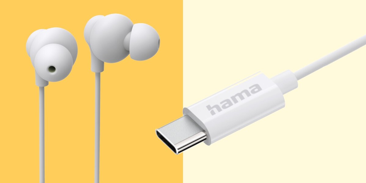 Słuchawki dokanałowe HAMA Curly Biały słuchawki dokanałowe Hama z bliskim ujęciem na wtyk USB-C z logo marki na żółto-beżowym tle.