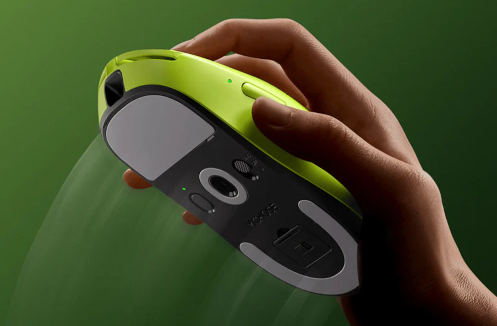 Mysz MCHOSE A7 V2 Pro graczach praworęcznych przycisków bocznych po lewej stronie obudowy dodatkowych funkcji - myszka od góry na ciemnej podkładce - zielona mysz w ręce