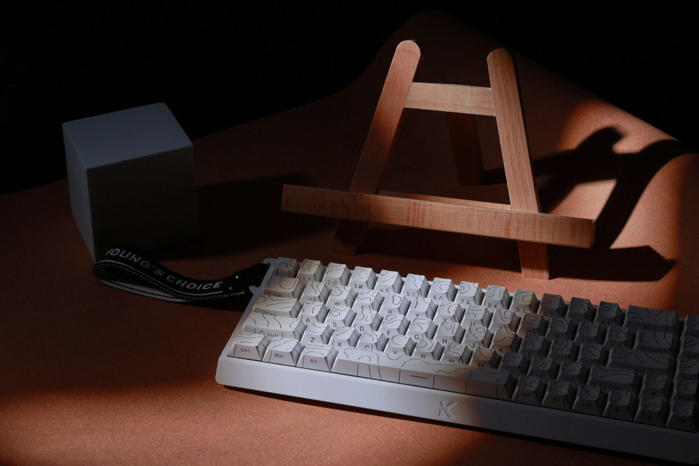 MCHOSE MC-ACE68 klawiatura czas reakcji na poziomie 0,1 ms detekcję ruchu klawisza z dokładnością 0,005 mm - klawiatura na blacie, świeci na nią światło