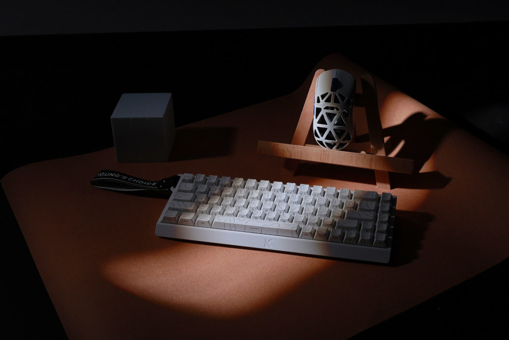 MCHOSE MC-ACE68 68 klawiszami TKL (Tenkeyless) brak bloku numerycznego - biała klawiatura w blasku światła