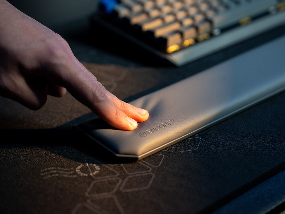 Podkładka ENDORFY Thock TKL Palm Rest V2 ENDORFY Thock TKL Palm Rest V2 nadgarstków ergonomiczną pozycję przyjemną w dotyku, miękką skórą PU klawiaturami ENDORFY magnetyczne złącza - podkładka naciskana palcami, miekka