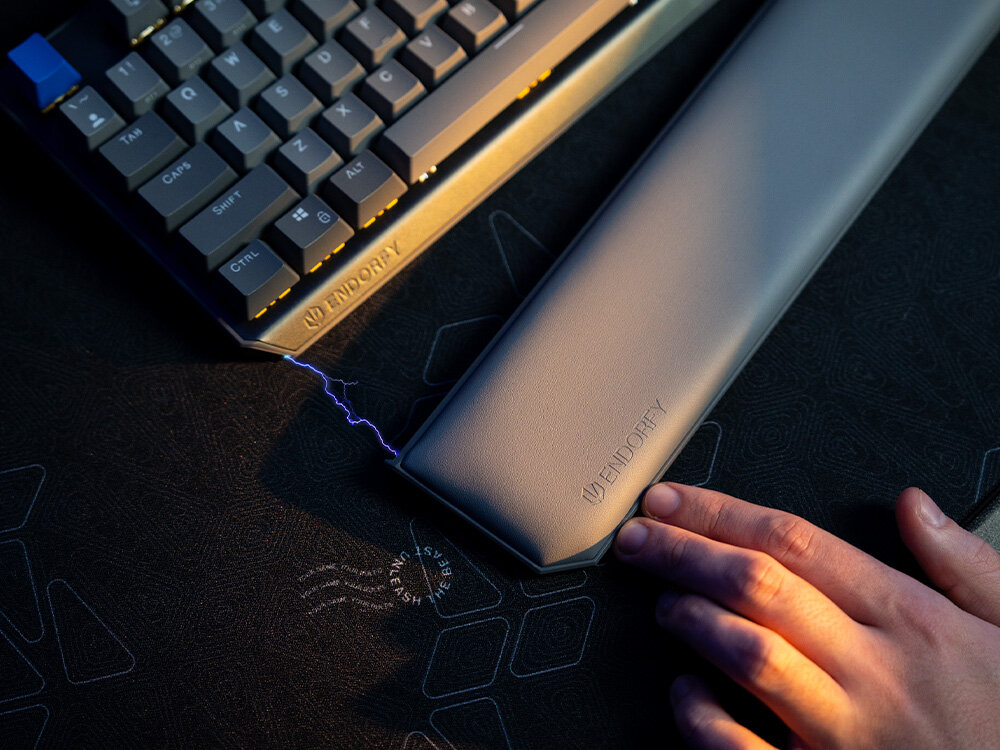 Podkładka ENDORFY Thock TKL Palm Rest V2 Thock wbudowanych magnesów przysunąć do siebie - przedstawione przyciaganie podkładki do klawiatury za pomocą magnesów