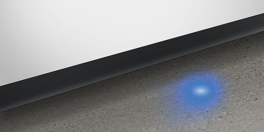 ZMYWARKA SIEMENS SN63EX03ME Na zdjęciu pojawia się delikatne niebieskie podświetlenie na podłodze pod frontem zmywarki. To wskaźnik pracy urządzenia informujący o trwającym cyklu infoLight sygnał świetlny status pracy zmywarki informacja na podłodze kontrola pracy