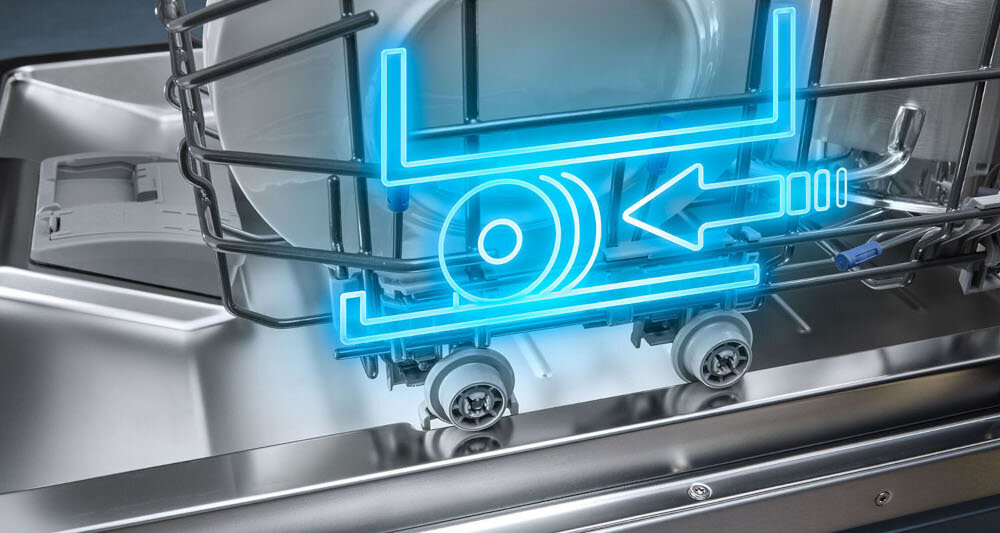 ZMYWARKA SIEMENS SN63EX03ME Grafika pokazuje zbliżenie na mechanizm kółek kosza zmywarki z dodaną niebieską ilustracją ułatwiającą zrozumienie działania systemu prowadnic. Detal podkreśla płynność wysuwania i stabilność konstrukcji rackMatic regulacja wysokości kosza wygodne ustawienie elastyczne wnętrze dopasowanie załadunku