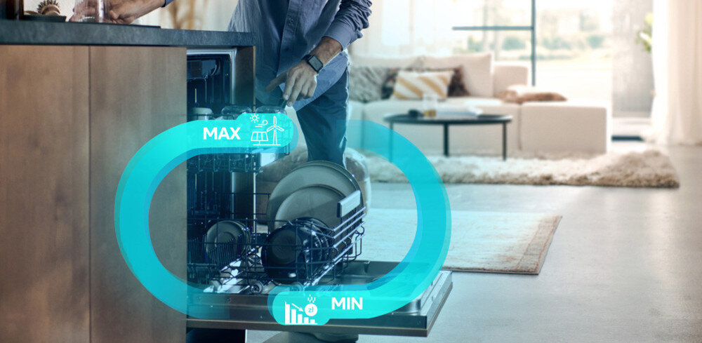 ZMYWARKA SIEMENS SN63EX03ME Zdjęcie przedstawia zmywarkę z wysuniętym dolnym koszem, obok którego pojawia się graficzny wskaźnik w formie pętli oznaczający zmienny poziom załadunku — od MIN do MAX. Scena pokazuje komfort użytkowania urządzenia w eleganckim wnętrzu smartStart zarządzanie energią fotowoltaika niższe koszty prądu energia odnawialna automatyczne uruchamianie