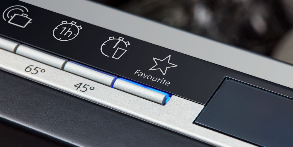 ZMYWARKA SIEMENS SN63EX03ME Zdjęcie ukazuje panel sterowania z przyciskiem oznaczonym ikoną ulubionego programu — „Favourite”. Podświetlenie na niebiesko wskazuje aktywność zapisanej funkcji program szybki krótkie cykle zmywania szybkie efekty czyste naczynia oszczędność czasu