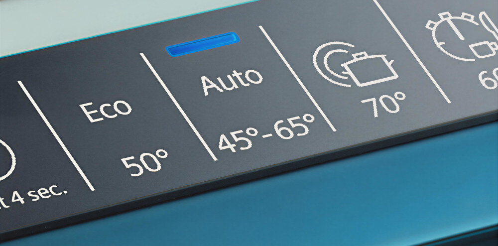 ZMYWARKA SIEMENS SN63EX03ME Na panelu sterowania widać wybór programów Eco, Auto oraz 70°, z wyraźnym podświetleniem aktualnego ustawienia. Grafika podkreśla intuicyjne i szybkie sterowanie program auto 45-65 czujniki zabrudzeń automatyczne ustawienia oszczędne zmywanie aquaSensor