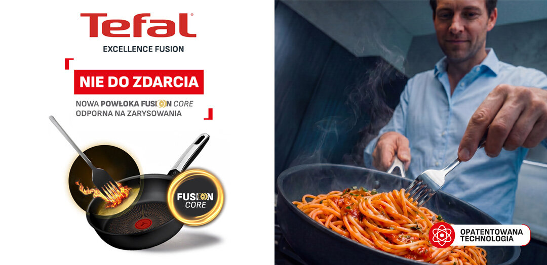 Patelnia TEFAL Excellence Fusion G3380202, przy niej płonący widelec. Obok mężczyzna miesza muszle na patelni.