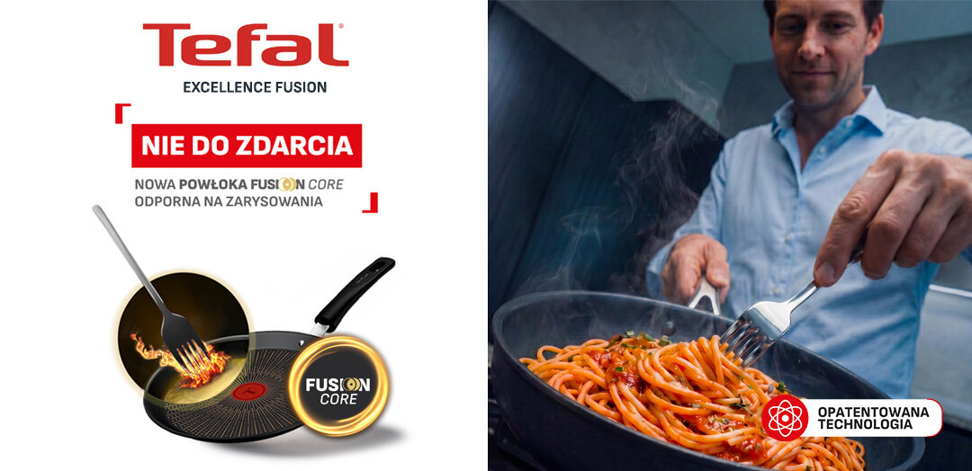 Patelnie TEFAL Excellence Fusion, obok widelec w płomieniach. Po prawej mężczyzna miesza muszle na patelni.