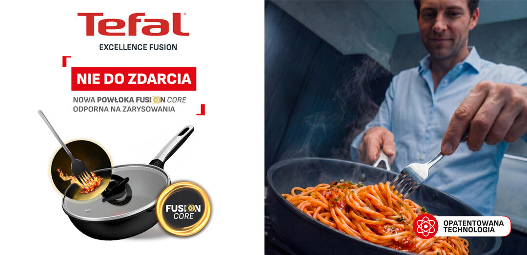 Patelnie TEFAL Excellence Fusion, obok widelec w płomieniach. Po prawej mężczyzna miesza muszle na patelni.