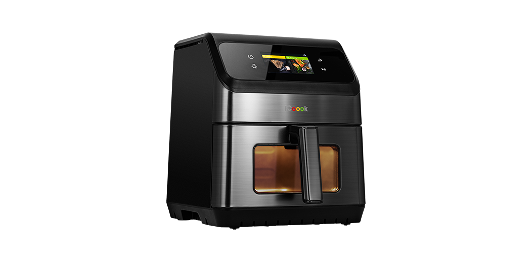 Frytkownica beztłuszczowa iCoook MFR-IC-01 z włączonym ekranem, gdzie widać gotowe dania. Podświetlone wnętrze kosza.