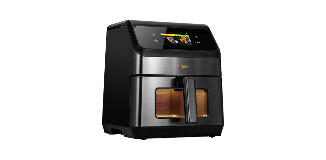Frytkownica beztłuszczowa iCoook MFR-IC-01 z włączonym ekranem, gdzie widać gotowe dania. Podświetlone wnętrze kosza.