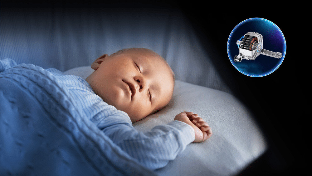 PRALKA TCL FF0612SB1PL Zdjęcie śpiącego dziecka przykrytego niebieską pościelą, a w prawym górnym rogu widoczna ikona silnika pralki, sugerująca cichą pracę urządzenia sprzyjającą spokojnemu wypoczynkowi Ultra Silent cicha praca komfort mieszkanie noc pranie bez hałasu