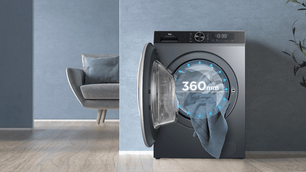 PRALKA TCL FP0834SA1PL Pralka z otwartymi drzwiczkami w szarym wnętrzu, z nałożoną grafiką „360 mm” na froncie bębna, podkreślającą szeroki otwór załadunkowy ułatwiający wkładanie i wyjmowanie ubrań szerokie drzwi Mega Opening wygodne wkładanie i wyjmowanie duże rzeczy komfort rodzinny