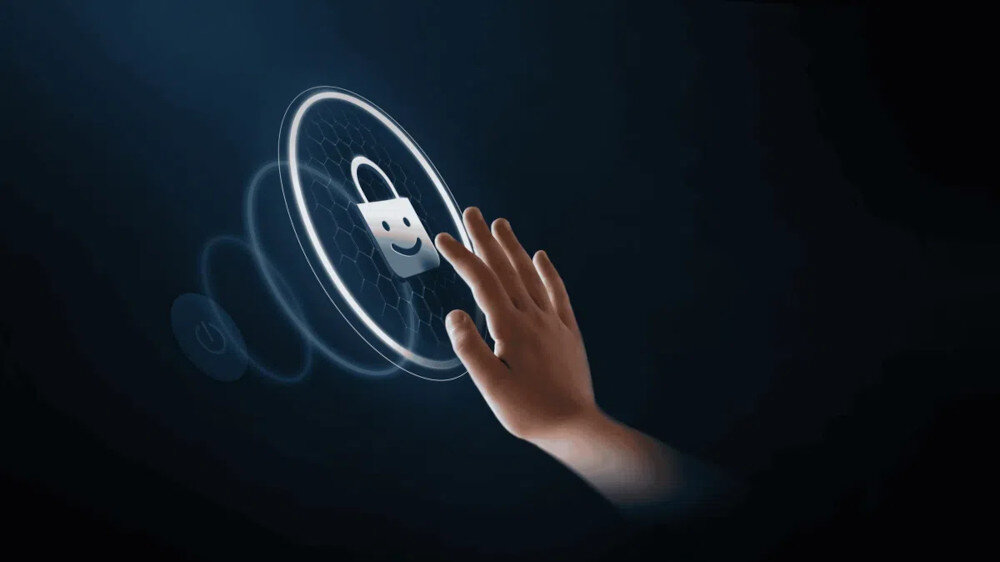 PRALKA TCL FF1024WA0PL  Dłoń zbliża się do świecącego, okrągłego przycisku z ikoną kłódki z uśmiechem, symbolizującego blokadę przed dziećmi i zabezpieczenie panelu sterowania pralki blokada przed dziećmi bezpieczeństwo ochrona ustawień spokój rodziny